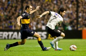 Somoza do Boca Juniors disputa a bola com o jogador Alexandre Pato do Corinthians durante partida vlida pela Copa Libertadores realizado no estdio La Bombonera
