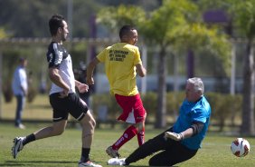 Comissao tecnica do Corinthians faz uma pelada contra os funcionarios da Arena Corinthians após o treino desta manhã no CT Joaquim Grava, no Parque Ecológico do Tiete. O próximo jogo da equipe será domingo, dia 12/05, contra o Santos, no Pacaembu, jogo de ida válido pela final do Campeonato Paulista de 2013