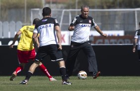 Comissao tecnica do Corinthians faz uma pelada contra os funcionarios da Arena Corinthians após o treino desta manhã no CT Joaquim Grava, no Parque Ecológico do Tiete. O próximo jogo da equipe será domingo, dia 12/05, contra o Santos, no Pacaembu, jogo de ida válido pela final do Campeonato Paulista de 2013