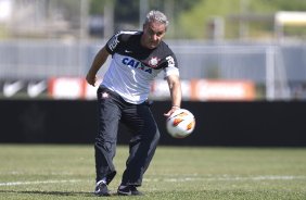 Comissao tecnica do Corinthians faz uma pelada contra os funcionarios da Arena Corinthians após o treino desta manhã no CT Joaquim Grava, no Parque Ecológico do Tiete. O próximo jogo da equipe será domingo, dia 12/05, contra o Santos, no Pacaembu, jogo de ida válido pela final do Campeonato Paulista de 2013