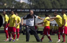 Comissao tecnica do Corinthians faz uma pelada contra os funcionarios da Arena Corinthians após o treino desta manhã no CT Joaquim Grava, no Parque Ecológico do Tiete. O próximo jogo da equipe será domingo, dia 12/05, contra o Santos, no Pacaembu, jogo de ida válido pela final do Campeonato Paulista de 2013