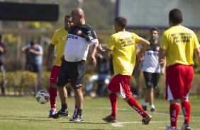 Comissao tecnica do Corinthians faz uma pelada contra os funcionarios da Arena Corinthians após o treino desta manhã no CT Joaquim Grava, no Parque Ecológico do Tiete. O próximo jogo da equipe será domingo, dia 12/05, contra o Santos, no Pacaembu, jogo de ida válido pela final do Campeonato Paulista de 2013