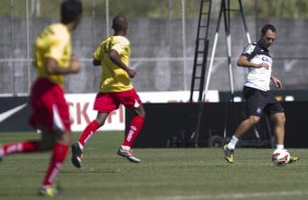 Comissao tecnica do Corinthians faz uma pelada contra os funcionarios da Arena Corinthians após o treino desta manhã no CT Joaquim Grava, no Parque Ecológico do Tiete. O próximo jogo da equipe será domingo, dia 12/05, contra o Santos, no Pacaembu, jogo de ida válido pela final do Campeonato Paulista de 2013