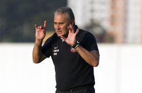 Durante o treino do Corinthians realizado esta tarde no CT Joaquim Grava, zona leste de So Paulo; o prximo jogo do time ser quarta-feira, dia 15/05, contra o Boca Juniors, da Argentina, no estdio do Pacaembu, jogo da volta, vlido pela Copa Libertadores da Amrica 2013 ; SP/SP - 14/05/2013