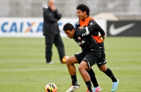 Paulinho e Romarinho durante Treino do Corinthians realizado no CT Joaquim Grava