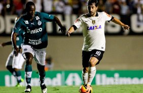 Hugo do Goias disputa a bola ocm o jogador Douglas do Corinthians durante partida vlida pelo Campeonato Brasileiro realizado no estdio Serra Dourada