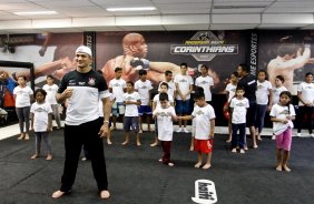 Junior Cigano, lutador do Corinthians, durante evento com criancas de escolas publicas e entidades assistidas pelos projetos sociais do clube