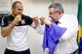 O Presidente Mario Gobbi do Corinthians recebeu na tarde de hoje o lutador junior Cigano