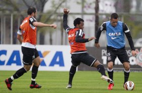 Durante o treino desta manh no CT Joaquim Grava, no Parque Ecolgico do Tiete. O prximo jogo da equipe ser dia 03/07, domingo, no Morumbi, jogo de ida vlido pela Recopa 2013