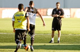 O novo auxiliar tcnico do Corinthians Silvinho durante treino realizado no CT Joaquim Grava