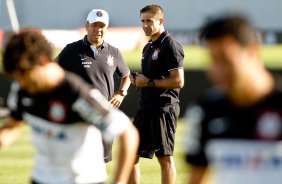 O novo auxiliar técnico do Corinthians Silvinho durante treino realizado no CT Joaquim Grava
