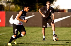 O novo auxiliar tcnico do Corinthians Silvinho durante treino realizado no CT Joaquim Grava