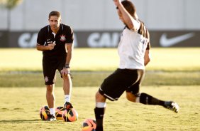 O novo auxiliar tcnico do Corinthians Silvinho durante treino realizado no CT Joaquim Grava