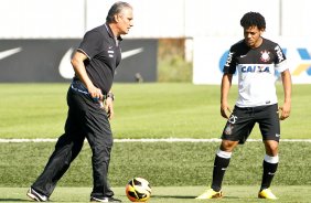 O tcnico Tite e o jogador Romarinho do Corinthians durante treino realizado no CT Joaquim Grava