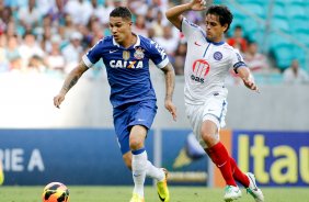 Guerrero do Corinthians disputa a bola com o jogador Fahel do Bahia durante partida entre, vlida pelo Campeonato Brasileiro, realizada no Fonte Nova