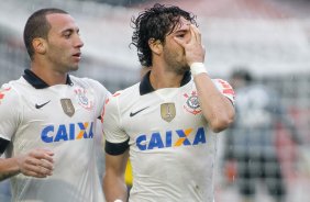 Alexandre Pato do Corinthians comemora aps marca gol contra a equipe do Atltico-PR durante partida, vlida pelo Campeonato Brasileiro, realizada no Durival de Brito