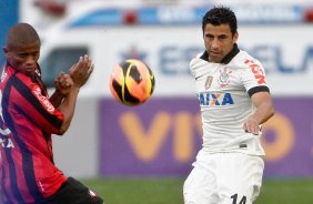 Maldonado do Corinthians disputa a bola com o jogador do Atltico-PR durante partida, vlida pelo Campeonato Brasileiro, realizada no Durival de Brito