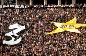 Torcida do Corinthians durante partida entre vlida pelo Campeonato Brasileiro, realizada no Pacaembu