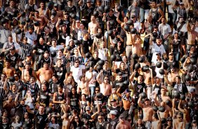 Torcida do Corinthians durante partida entre vlida pelo Campeonato Brasileiro, realizada no Pacaembu