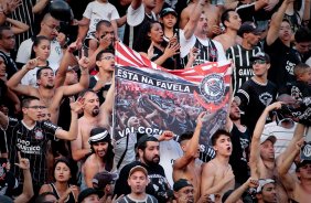 Torcida do Corinthians durante partida entre vlida pelo Campeonato Brasileiro, realizada no Pacaembu