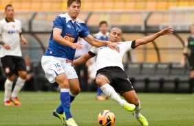 Emerson do Corinthians disputa a bola com o jogador Lucas do Cruzeiro durante partida vlida pelo Campeonato Brasileiro, realizada no Pacaembu