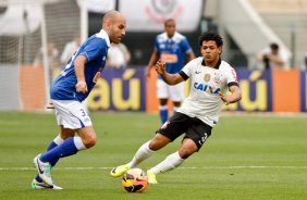 Romarinho do Corinthians disputa a bola com o jogador Bruno Rodrigo do Cruzeiro durante partida vlida pelo Campeonato Brasileiro, realizada no Pacaembu