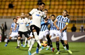 Gil do Corinthians disputa a bola com o jogador Barcos do Grmio durante partida vlida pelo Copa do Brasil, realizada no Pacaembu