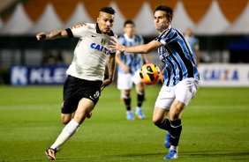 Guerreiro do Corinthians disputa a bola com o jogador Bressan do Grmio durante partida vlida pelo Copa do Brasil, realizada no Pacaembu