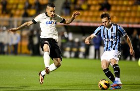 Guerreiro do Corinthians disputa a bola com o jogador Bressan do Grmio durante partida vlida pelo Copa do Brasil, realizada no Pacaembu