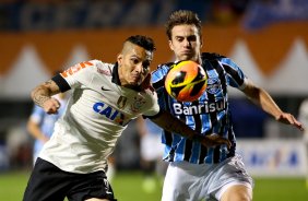 Guerreiro do Corinthians disputa a bola com o jogador Bressan do Grmio durante partida vlida pelo Copa do Brasil, realizada no Pacaembu