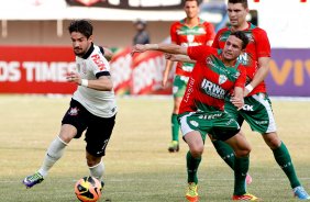 Alexandre Pato do Corinthians disputa a bola com o jogador Ferdinando da Portuguesa durante pertida válida pelo Brasileiro 2013