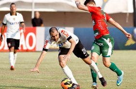 Danilo do Corinthians disputa a bola com o jogador Moisés da Portuguesa durante pertida válida pelo Brasileiro 2013
