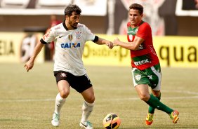 Douglas do Corinthians disputa a bola com o jogador da Portuguesa durante pertida vlida pelo Brasileiro 2013