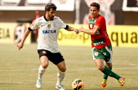 Douglas do Corinthians disputa a bola com o jogador da Portuguesa durante pertida válida pelo Brasileiro 2013