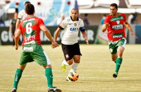Emerson do Corinthians disputa a bola com o jogador Gilberto da Portuguesa durante pertida válida pelo Brasileiro 2013