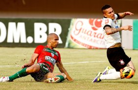 Guerreiro do Corinthians disputa a bola com o jogador Valdomiro da Portuguesa durante pertida vlida pelo Brasileiro 2013
