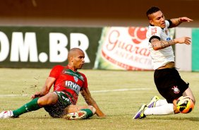 Guerreiro do Corinthians disputa a bola com o jogador Valdomiro da Portuguesa durante pertida válida pelo Brasileiro 2013