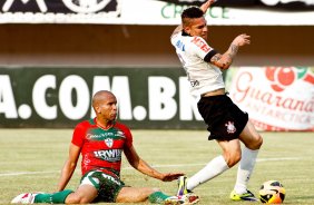 Guerreiro do Corinthians disputa a bola com o jogador Valdomiro da Portuguesa durante pertida válida pelo Brasileiro 2013
