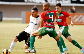 Guerreiro do Corinthians disputa a bola com o jogador Valdomiro da Portuguesa durante pertida válida pelo Brasileiro 2013