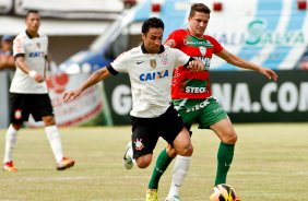 Ibson do Corinthians disputa a bola com o jogador Ferdinando da Portuguesa durante pertida vlida pelo Brasileiro 2013
