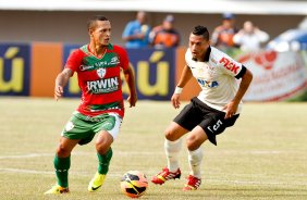 Ralf do Corinthians disputa a bola com o jogador Sousa da Portuguesa durante pertida válida pelo Brasileiro 2013