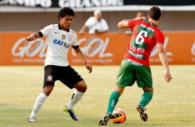 Romarinho do Corinthians disputa a bola com o jogador Rogerio da Portuguesa durante pertida vlida pelo Brasileiro 2013