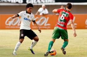 Romarinho do Corinthians disputa a bola com o jogador Rogerio da Portuguesa durante pertida válida pelo Brasileiro 2013