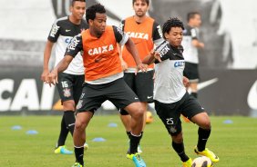 Gil e Romarinho do Corinthians durante treino realizado no CT Joaquim Grava