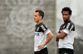Jogadores Rodriguinho e Gil do Corinthians durante treino realizado no CT Joaquim Grava