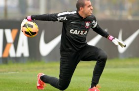 O goleiro Danilo do Corinthians durante treino realizado no CT Joaquim Grava