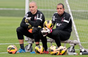 Os goleiros Danilo e Julio Cesar do Corinthians durante treino realizado no CT Joaquim Grava