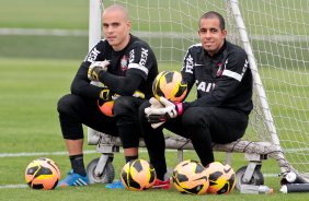Os goleiros Danilo e Julio Cesar do Corinthians durante treino realizado no CT Joaquim Grava