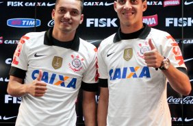 Diego Macedo e Rodriguinho do Corinthians durante apresentacao. realizado no CT Joaquim Grava. (Rodrigo Coca)FotoArena 04/10/2013