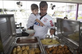 Festa em comemoração ao Dia das Criancas após o treino desta manhã no CT Joaquim Grava, no Parque Ecológico do Tiete. O próximo jogo da equipe será amanhã, domingo, dia 13/10, contra o São Paulo, no estádio do Morumbi, válido pela 28ª rodada do Campeonato Brasileiro de 2013